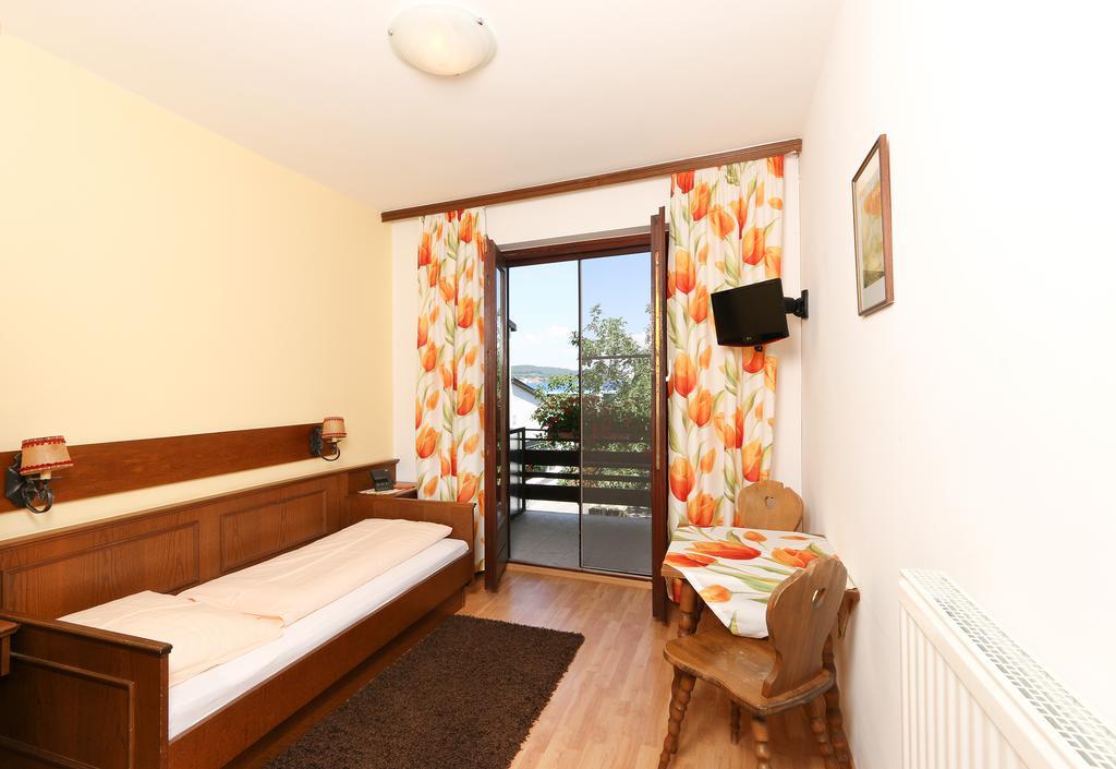 Gasthof-Pension Wein Breitenbrunn  Zimmer foto